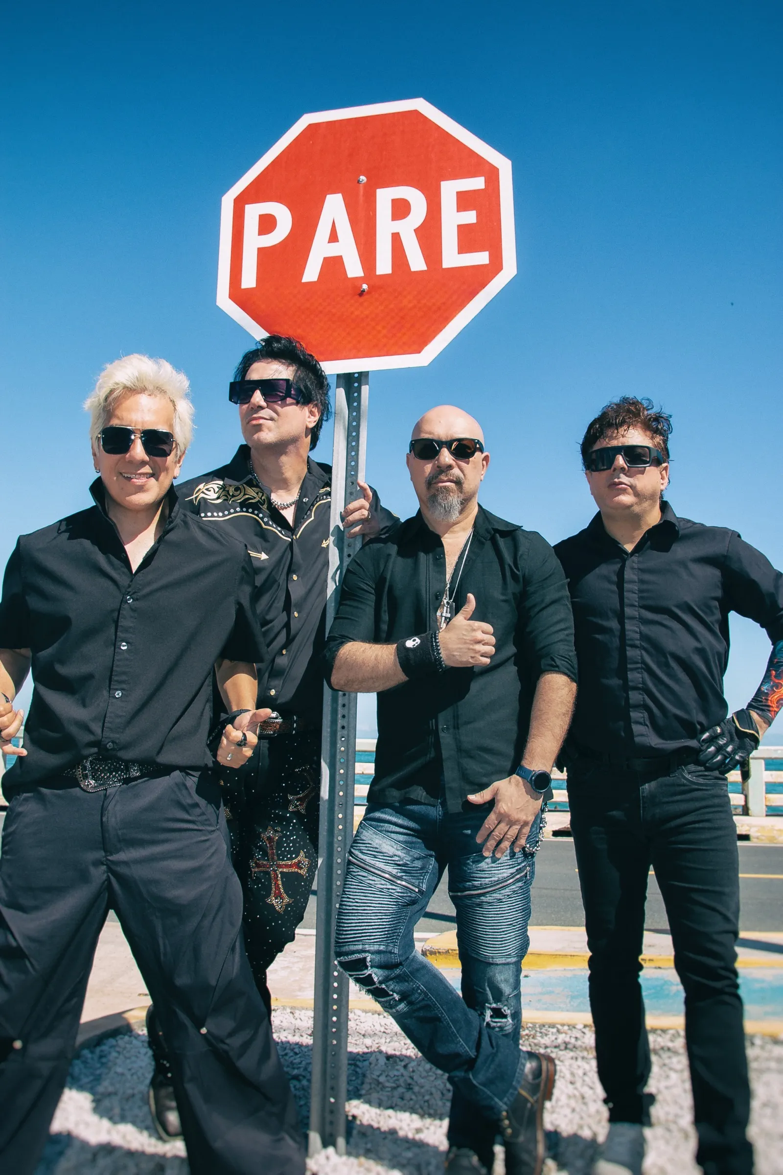 Los Rabanes posando bajo una señal de pare