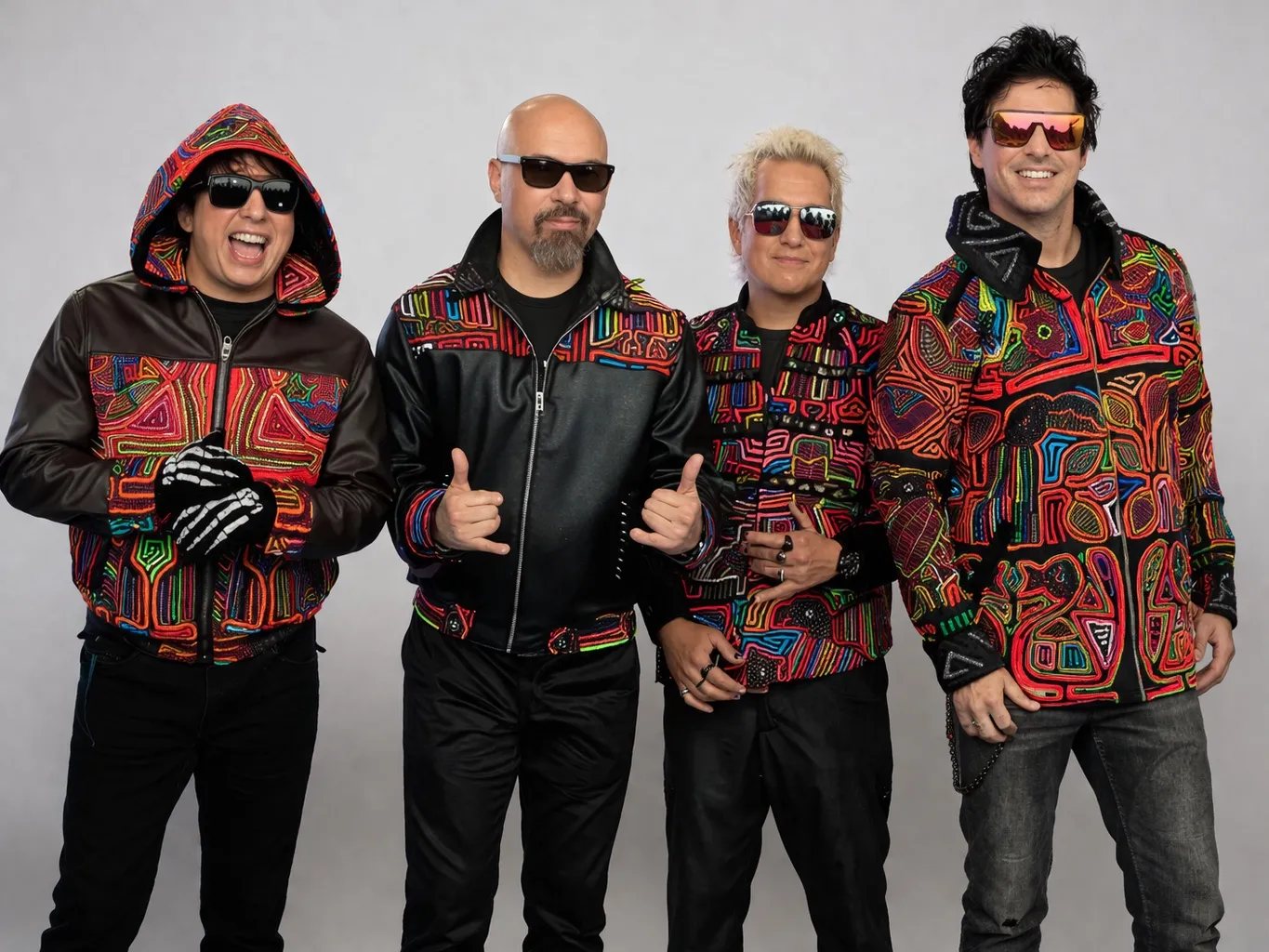 Los Rabanes con chaquetas de mola panameña bordada